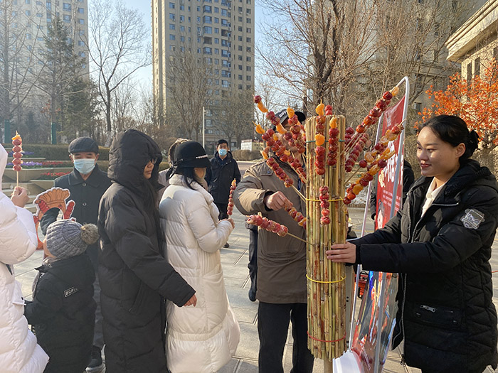 金泰物业温暖冬季—现场制作冰糖葫芦活动(图2)