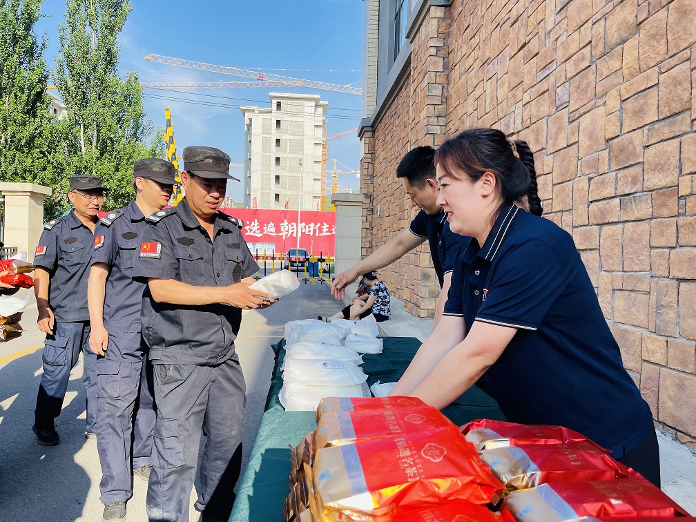 酷暑送清凉 | 致敬高温下的金泰人(图2)